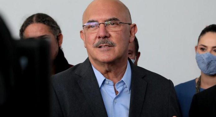 Arma de ex-ministro dispara em aeroporto de Brasília e fere funcionária da Gol