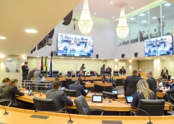 Deputados têm até hoje para trocar partido sem perder mandato