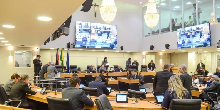 Deputados têm até hoje para trocar partido sem perder mandato