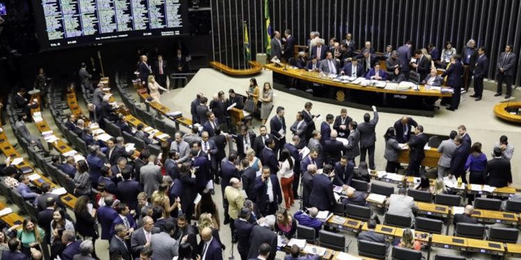 Deputados têm até hoje para trocar partido sem perder mandato