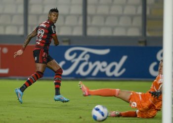 Flamengo vence, Corinthians perde e Athletico PR empata na estreia da Liberta