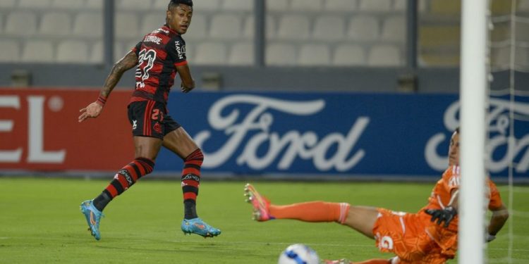 Flamengo vence, Corinthians perde e Athletico PR empata na estreia da Liberta