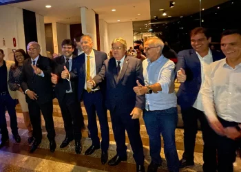 Agnaldo Ribeiro vai a jantar com João Azevedo e sinaliza aliança