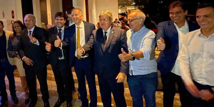 Agnaldo Ribeiro vai a jantar com João Azevedo e sinaliza aliança