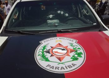 Em perseguição a suspeitos, viatura da PM tem para-brisa metralhado
