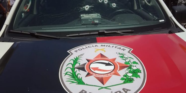 Em perseguição a suspeitos, viatura da PM tem para-brisa metralhado