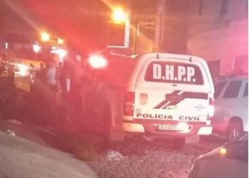 Polícia investiga caso de bebê jogado em terreno, em Campina Grande