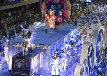 Morre menina atropelada por carro alegórico de escola de samba no RJ