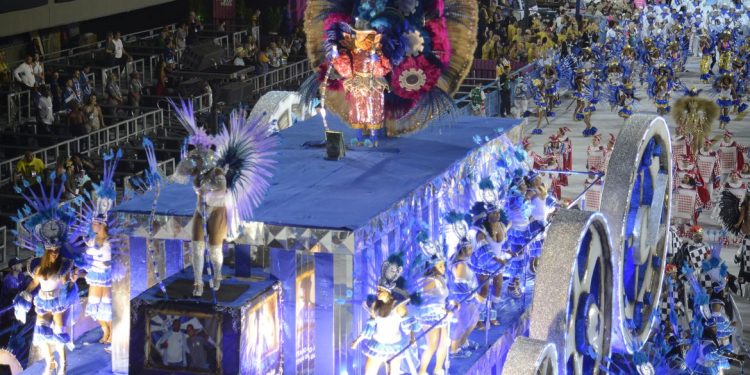 Morre menina atropelada por carro alegórico de escola de samba no RJ