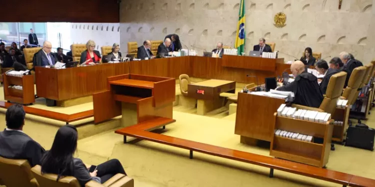 Derrubada do decreto de Bolsonaro com perdão a Daniel Silveira, divide STF