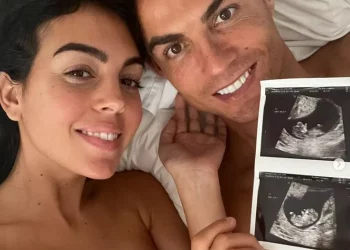 Em clássico da Premier Liague, torcedores adversários fazer homenagem a CR7