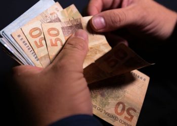 Governo propõe salário mínimo de R$ 1.294 em 2023
