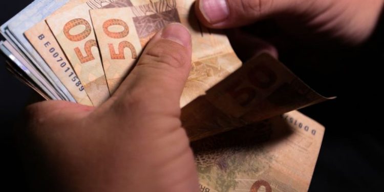 Governo propõe salário mínimo de R$ 1.294 em 2023