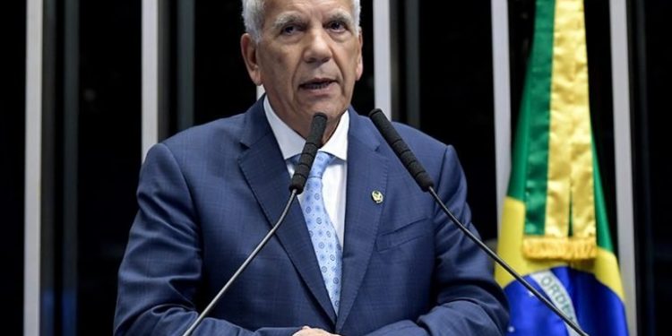 Senadores retiram assinaturas e oposição não tem mais o necessário para abertura da CPI do MEC