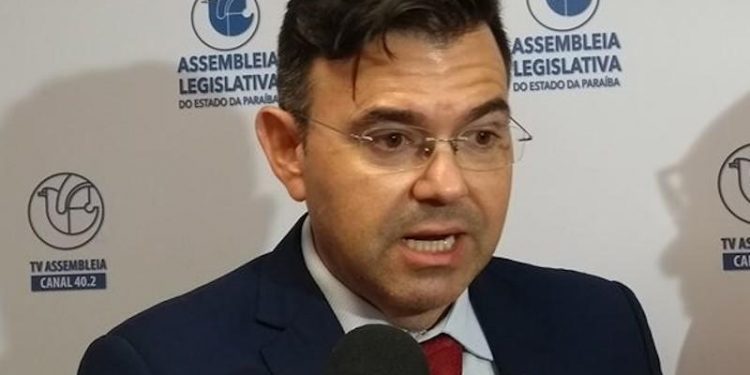 Raniery Paulino diz que Veneziano deu “golpe” na direção do MDB-PB