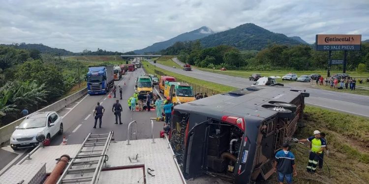 Pneu estourado por ter sido a causa do acidente que matou cantor sertanejo Aleksandro