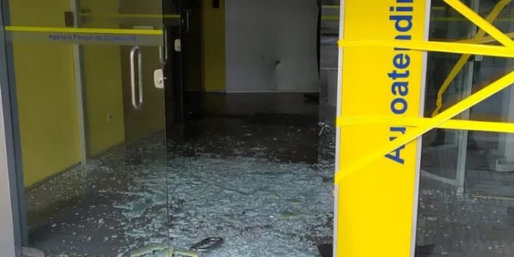 Como em cena de filme, bandidos armados invadem e roubam banco em Campina Grande