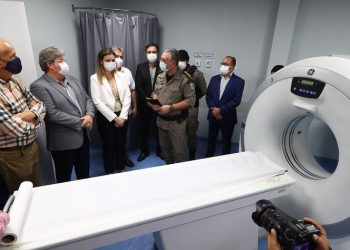 João Azevedo entrega tomógrafo ao Hospital Edson Ramalho