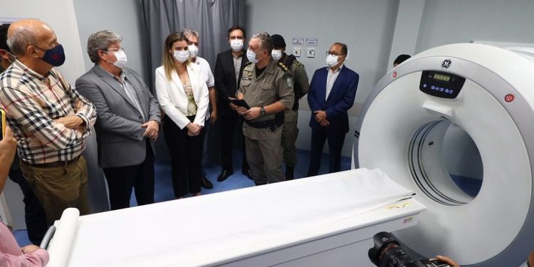 João Azevedo entrega tomógrafo ao Hospital Edson Ramalho