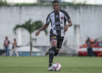 Com Almeidão lotado, Botafogo perde de virada para o Campinense