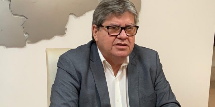 João Azevedo anuncia primeira parcela do 13° para 10 de junho