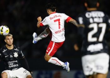 Corinthians vence fora de casa e assume a liderança do Brasileiro