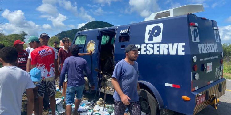 Carro forte e metralhado e explodido em assalto no Sertão da PB