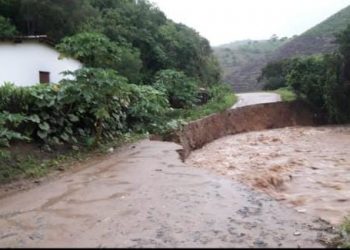Chuvas levam estradas no município de Natuba, no Agreste paraibano