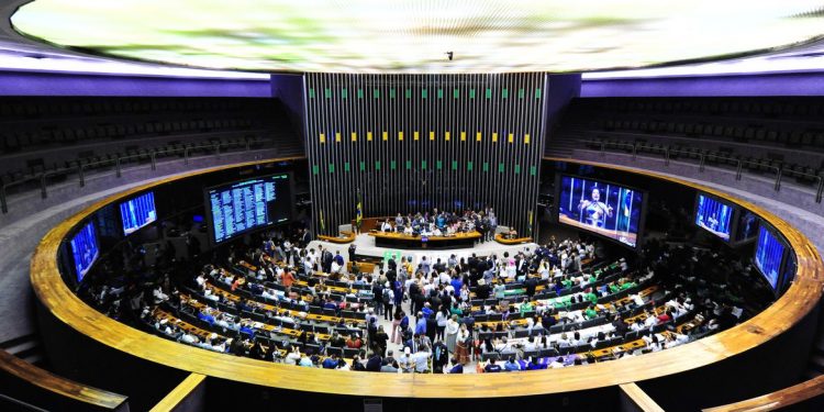 Câmara aprova piso salarial para enfermeiros