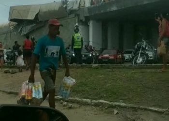 VÍDEO – Moradores saqueiam carga de bebidas que tombou em Bayeux