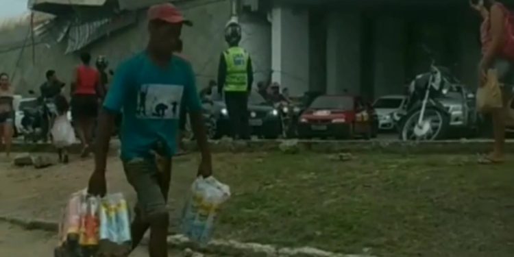 VÍDEO – Moradores saqueiam carga de bebidas que tombou em Bayeux