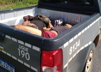 VÍDEO – Suspeitos de roubar carro forte no Sertão são baleados pela polícia