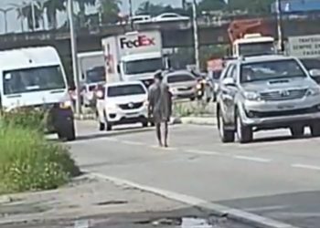 VÍDEO – Homem que matou PRFs era um mendigo que policiais tentavam salvá-lo de ser atropelado