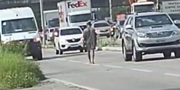 VÍDEO – Homem que matou PRFs era um mendigo que policiais tentavam salvá-lo de ser atropelado