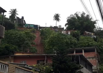 VÍDEO – enxurrada leva casa em Recife, onde já morrem 33 por causa das chuvas