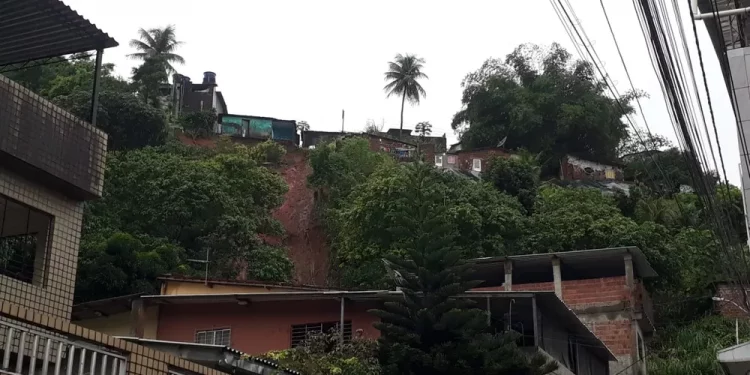 VÍDEO – enxurrada leva casa em Recife, onde já morrem 33 por causa das chuvas