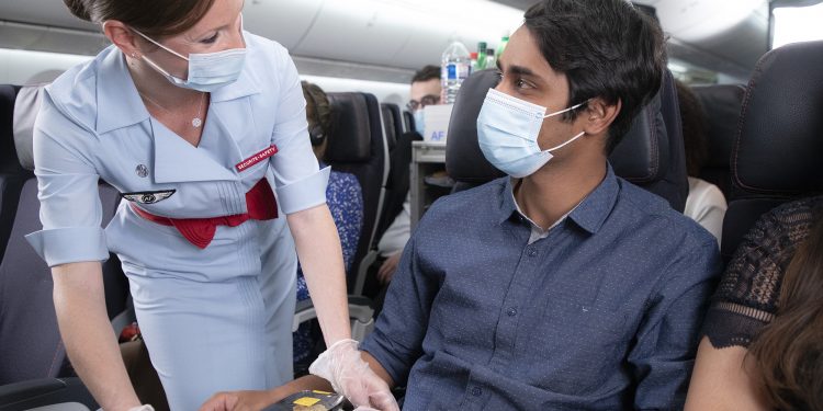 Anvisa autoriza serviço de bordo e mantém uso de máscaras em voos