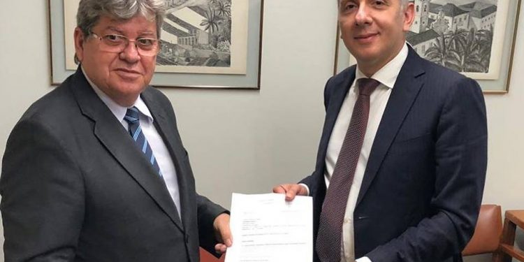 João passa a bola para Agnaldo Ribeiro sobre definição da chapa