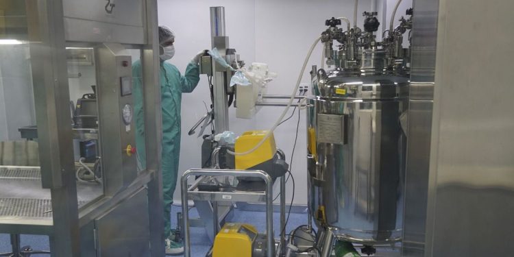 Fiocruz vai produzir primeiro antiviral oral contra covid-19 no Brasil
