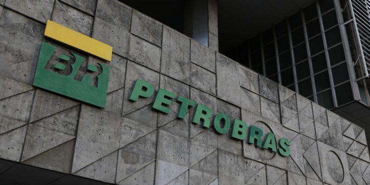 Governo anuncia troca do presidente da Petrobras