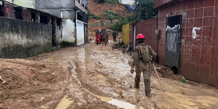 Volta a chover forte em Recife e Governo já contabiliza 93 mortes