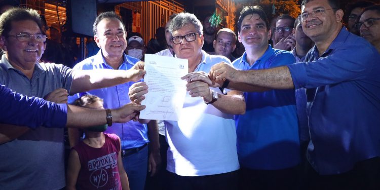 João Azevedo entrega Casa da Cidadania de Teixeira
