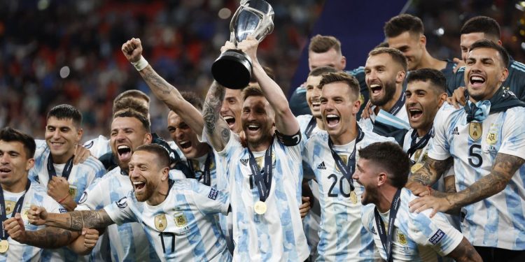 Argentina goleia a Itália e conquista Finalíssima