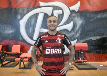 Flamengo anuncia contratação de Everton Cebolinha