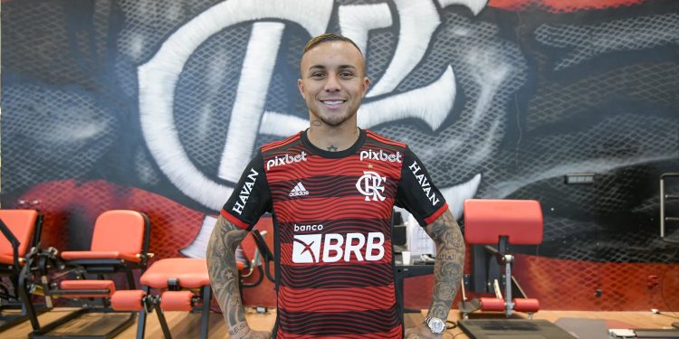 Flamengo anuncia contratação de Everton Cebolinha