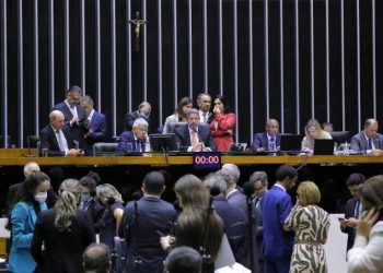 Câmara aprova texto-base do projeto que limita ICSM dos combustíveis
