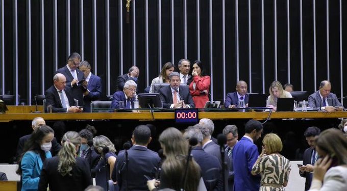 Câmara aprova texto-base do projeto que limita ICSM dos combustíveis