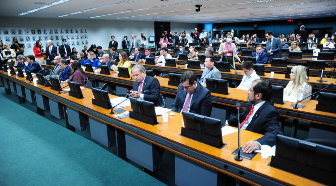 Acordo trava votação da PEC que prevê mensalidade em universidades públicas