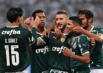 Palmeiras goleia Atlético-GO e abre 3 pontos na liderança do Brasileiro