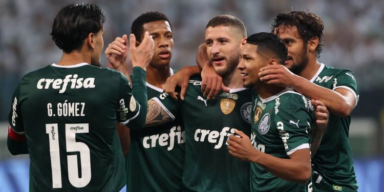 Palmeiras goleia Atlético-GO e abre 3 pontos na liderança do Brasileiro